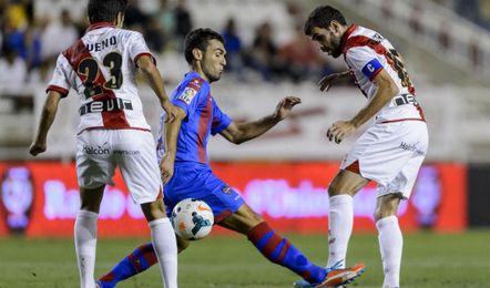 El gallego Roberto Trashorras asiste a Bueno durante un partido en Vallecas. El gallego Roberto Trashorras asiste a Bueno durante un partido en Vallecas.
