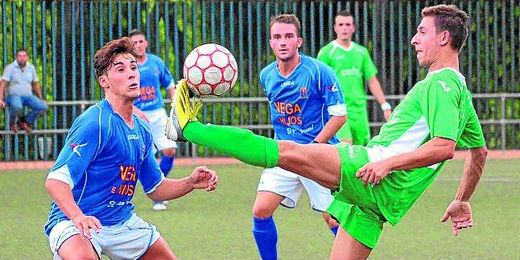 En la imagen, Antonio Cruz (La Barrera) controla el balón ante el ya excañamero José Ruiz, ahora en el Triana. En la imagen, Antonio Cruz (La Barrera) controla el balón ante el ya excañamero José Ruiz, ahora en el Triana.