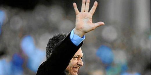 Caparrós recuerda a la afición bética los cinco goles que le endosó el Sevilla Caparrós recuerda a la afición bética los cinco goles que le endosó el Sevilla