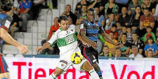 Nyom y Mantecón durante el Elche-Granada. Nyom y Mantecón durante el Elche-Granada.