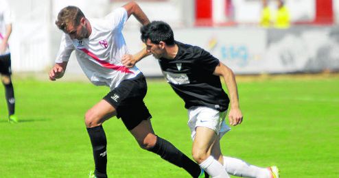Álex Rubio avanza con el balón controlado ante el Córdoba B; el isleño sufrió un posible penalti Álex Rubio avanza con el balón controlado ante el Córdoba B; el isleño sufrió un posible penalti