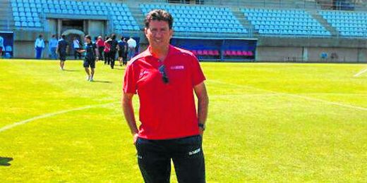 En la imagen, Diego Román, entrenador del Cabecense, posa en el Nuevo Mirador de Algeciras. En la imagen, Diego Román, entrenador del Cabecense, posa en el Nuevo Mirador de Algeciras.