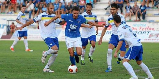 Varios futbolistas del Écija persiguen a un jugador del San Fernando. Varios futbolistas del Écija persiguen a un jugador del San Fernando.