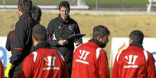 Unai Emery cogiendo apuntes. Unai Emery cogiendo apuntes.