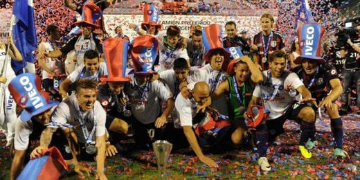 Los jugadores de San Lorenzo celebran el título de liga sobre el césped del estadio del Vélez, en Buenos Aires. Los jugadores de San Lorenzo celebran el título de liga sobre el césped del estadio del Vélez, en Buenos Aires.