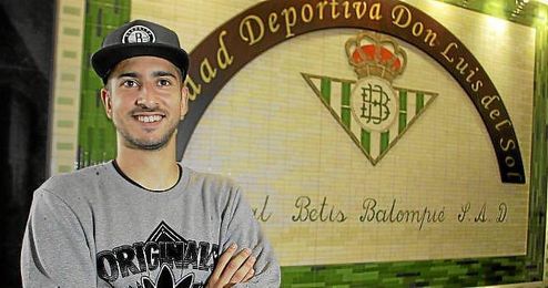 Álvaro Vadillo posa en la Ciudad Deportiva Luis del Sol. Álvaro Vadillo posa en la Ciudad Deportiva Luis del Sol.
