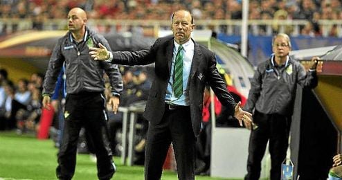Calderón, en la banda del Sánchez Pizjuán. Calderón, en la banda del Sánchez Pizjuán.