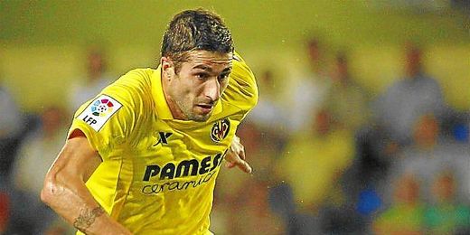 Cani lucha un balón en un partido liguero con el Villarreal. Cani lucha un balón en un partido liguero con el Villarreal.