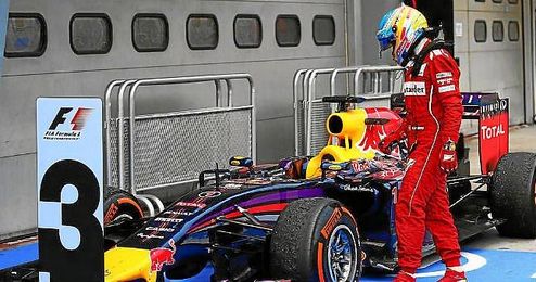 Fernando Alonso observa el Red Bull de Vettel tras la finalización del G.P. de Malasia. Fernando Alonso observa el Red Bull de Vettel tras la finalización del G.P. de Malasia.