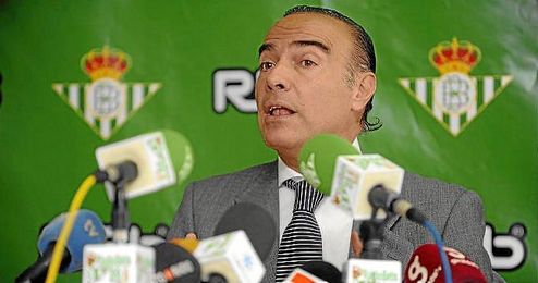 Luis Oliver, durante una rueda de prensa durante su etapa en el Betis. Luis Oliver, durante una rueda de prensa durante su etapa en el Betis.