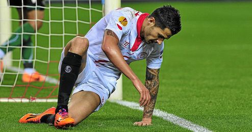 El canario abandonó el terreno de juego por una contractura en los isquiotibiales. El canario abandonó el terreno de juego por una contractura en los isquiotibiales.