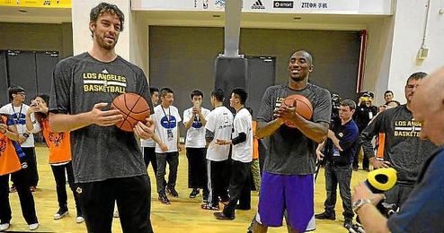 Pau Gasol y Kobe Bryant en un acto con los Lakers. Pau Gasol y Kobe Bryant en un acto con los Lakers.
