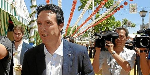 Emery, a su llegada a la caseta de la Peña Sevillista Macarena. Emery, a su llegada a la caseta de la Peña Sevillista Macarena.