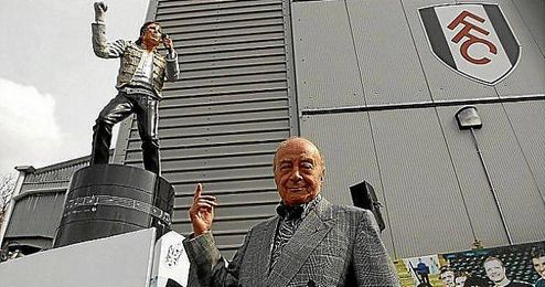 Al Fayed, junto a la estatua de Michael Jackson que él mando a construir. Al Fayed, junto a la estatua de Michael Jackson que él mando a construir.