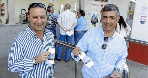 Desde ayer, los socios del Sevilla están retirando sus entradas para Turín. Desde ayer, los socios del Sevilla están retirando sus entradas para Turín.