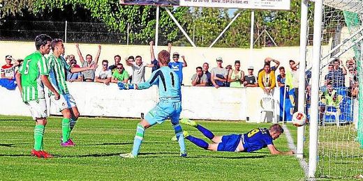 En la imagen, Carrasco anota el 1-0 ante la desolación de los centrales béticos y Javi Montoya, guardameta del filial verdiblanco. En la imagen, Carrasco anota el 1-0 ante la desolación de los centrales béticos y Javi Montoya, guardameta del filial verdiblanco.
