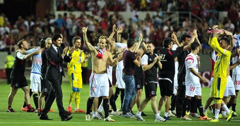 Tras ganar al Elche, los jugadores del Sevilla viajarán a Asia para disputar dos amistosos. Tras ganar al Elche, los jugadores del Sevilla viajarán a Asia para disputar dos amistosos.