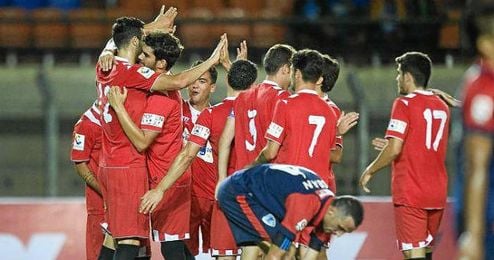 Los jugadores nervionenses celebran uno de los tantos. Los jugadores nervionenses celebran uno de los tantos.