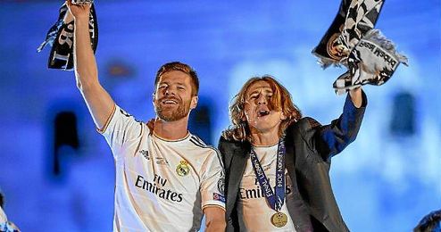 Xabi Alonso al lado de Luka Modric tras ganar la Liga de Campeones en la plaza de Cibeles. Xabi Alonso al lado de Luka Modric tras ganar la Liga de Campeones en la plaza de Cibeles.
