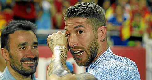 Sergio Ramos, visiblemente emocionado durante el homenaje. Sergio Ramos, visiblemente emocionado durante el homenaje.