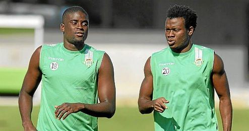 Nosa, junto a N´Diaye en un entrenamiento. Nosa, junto a N´Diaye en un entrenamiento.