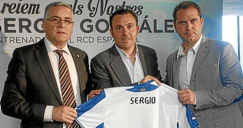 Presentación de Sergio González como nuevo entrenador del Espanyol. En la imagen, Collet, Sergio González y Perarnau. Presentación de Sergio González como nuevo entrenador del Espanyol. En la imagen, Collet, Sergio González y Perarnau.