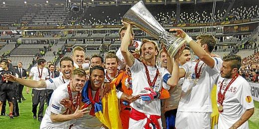 Los jugadores del Sevilla FC celebran la conquista de la Europa League. Los jugadores del Sevilla FC celebran la conquista de la Europa League.