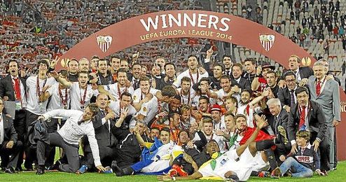 La plantilla sevillista celebra la Europa League en el Juventus Stadium. La plantilla sevillista celebra la Europa League en el Juventus Stadium.