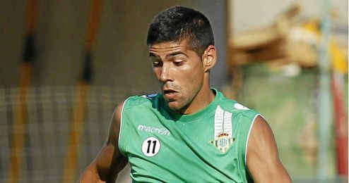 Juanfran tiene muchas opciones de no seguir en el Betis. Juanfran tiene muchas opciones de no seguir en el Betis.