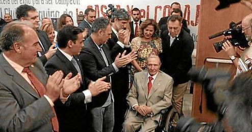 Roberto Alés, aplaudido a su entrada al antepalco del Sánchez Pizjuán. Roberto Alés, aplaudido a su entrada al antepalco del Sánchez Pizjuán.