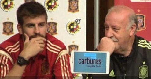 Momento en el que Del Bosque y Piqué dialogan sobre Cesc. Momento en el que Del Bosque y Piqué dialogan sobre Cesc.
