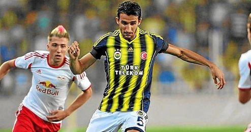 Mehmet Topal conduce el balón con el Fenerbahçe. Mehmet Topal conduce el balón con el Fenerbahçe.