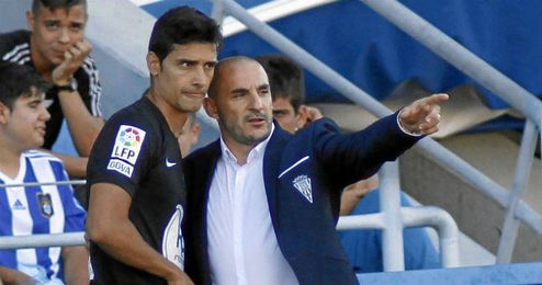 Ferrer da instrucciones a Nieto durante un partido del Córdoba. Ferrer da instrucciones a Nieto durante un partido del Córdoba.