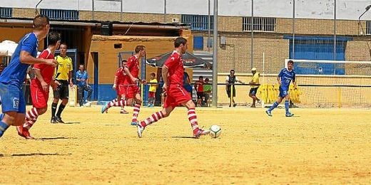 El Osuna no pudo mantener la categoría a pesar de ganar a la Rociera por 1-2. El Osuna no pudo mantener la categoría a pesar de ganar a la Rociera por 1-2.