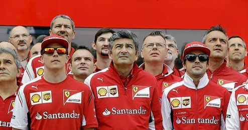 Marco Mattiacci junto a sus dos pilotos del equipo Marco Mattiacci junto a sus dos pilotos del equipo