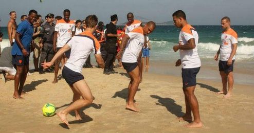 El combinado holandés se ejercita en la playa. El combinado holandés se ejercita en la playa.