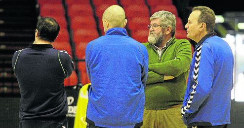 El director general del Cajasol, Leo Chaves, a la derecha junto al actual técnico Aíto García Reneses. El director general del Cajasol, Leo Chaves, a la derecha junto al actual técnico Aíto García Reneses.