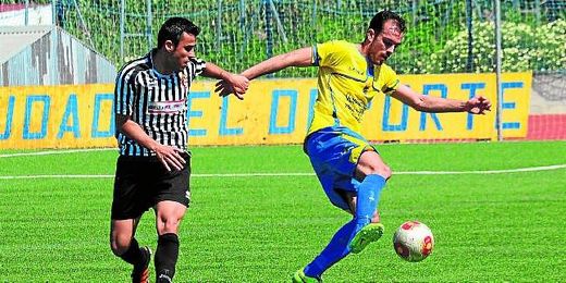 En la imagen, Blanco controla el balón ante la presión del extremo zurdo mairenero Gabri Mayorga. En la imagen, Blanco controla el balón ante la presión del extremo zurdo mairenero Gabri Mayorga.