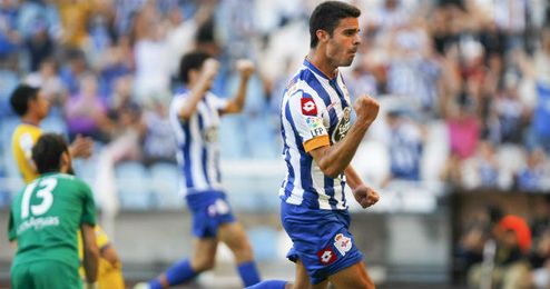 Juan Domínguez, vinculado al Sevilla, celebra un gol con el Deportivo. Juan Domínguez, vinculado al Sevilla, celebra un gol con el Deportivo.