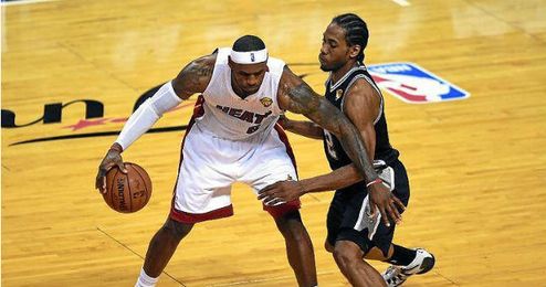 James se intenta ir de Leonard en el tercer partido de las Finales de la NBA James se intenta ir de Leonard en el tercer partido de las Finales de la NBA