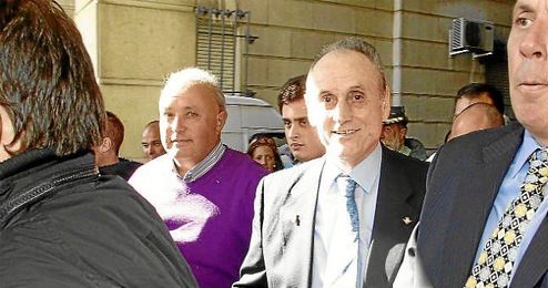 Lopera, a la salida de los Juzgados de Sevilla. Lopera, a la salida de los Juzgados de Sevilla.