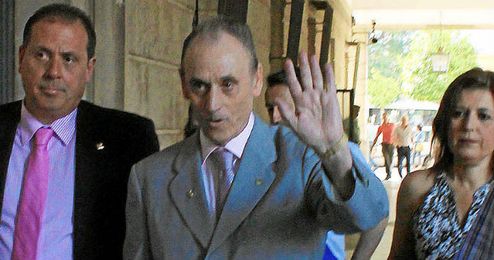 Lopera, a la entrada de los juzgados Lopera, a la entrada de los juzgados