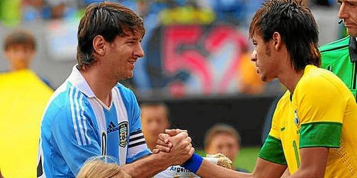 Leo Messi saluda a Neymar durante un partido con sus respectivas selecciones. Leo Messi saluda a Neymar durante un partido con sus respectivas selecciones.