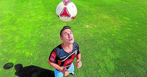 Dani Cadena, con la elástica del C. D. Walter Ferreti, posa para ESTADIO haciendo malabares con el balón. Dani Cadena, con la elástica del C. D. Walter Ferreti, posa para ESTADIO haciendo malabares con el balón.