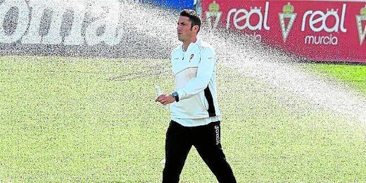 Julio Velázquez, de 32 años, tendrá la misión de devolver al Betis a Primera. Julio Velázquez, de 32 años, tendrá la misión de devolver al Betis a Primera.