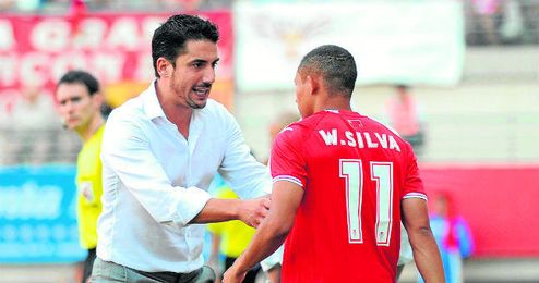 Julio Velázquez, da órdenes a Wellington Silva, uno de los futbolistas que querría volver a dirigir la próxima campaña en Heliópolis. Julio Velázquez, da órdenes a Wellington Silva, uno de los futbolistas que querría volver a dirigir la próxima campaña en Heliópolis.