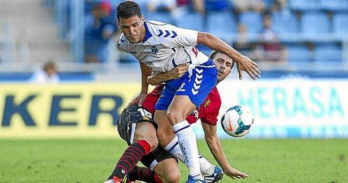 Bruno pugna por el balón con Víctor Casadesús. Bruno pugna por el balón con Víctor Casadesús.