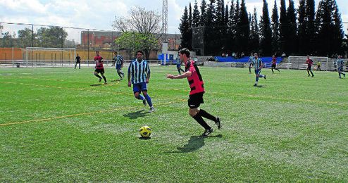 El polivalente lateral zurdo José Mari, en el Ciudad Jardín-Gerena de la 2010/2011. El polivalente lateral zurdo José Mari, en el Ciudad Jardín-Gerena de la 2010/2011.