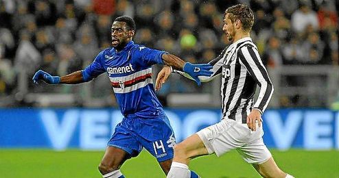Obiang conduce el balón ante la presión de Fernando Llorente. Obiang conduce el balón ante la presión de Fernando Llorente.