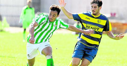 Álvaro González trata de regatear a un rival esta temporada Álvaro González trata de regatear a un rival esta temporada